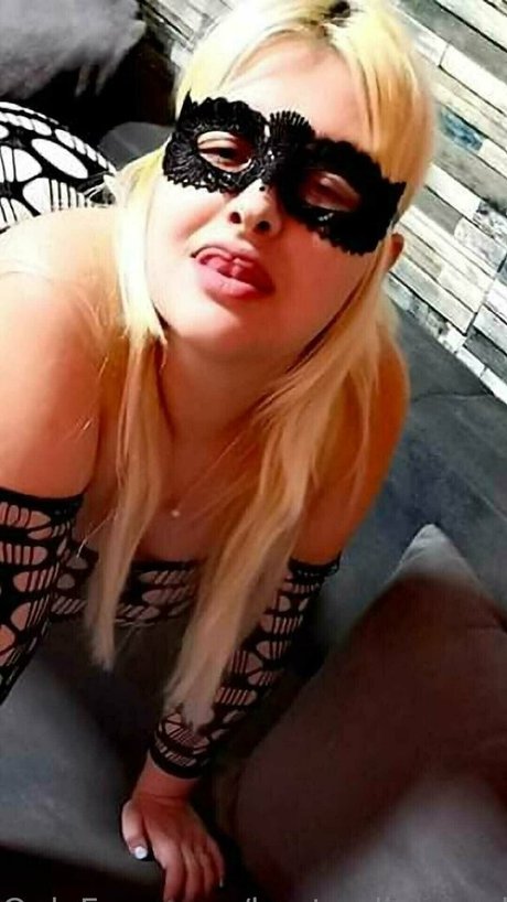 busty diamond beautiful actress pictures