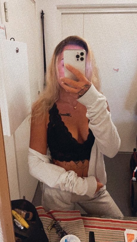 bloondiieee sexy actress pic