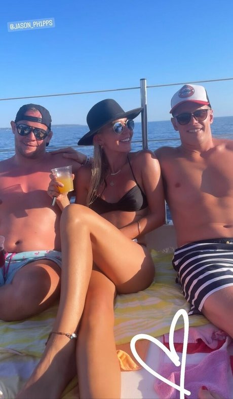 Danni Menzies adult model pics