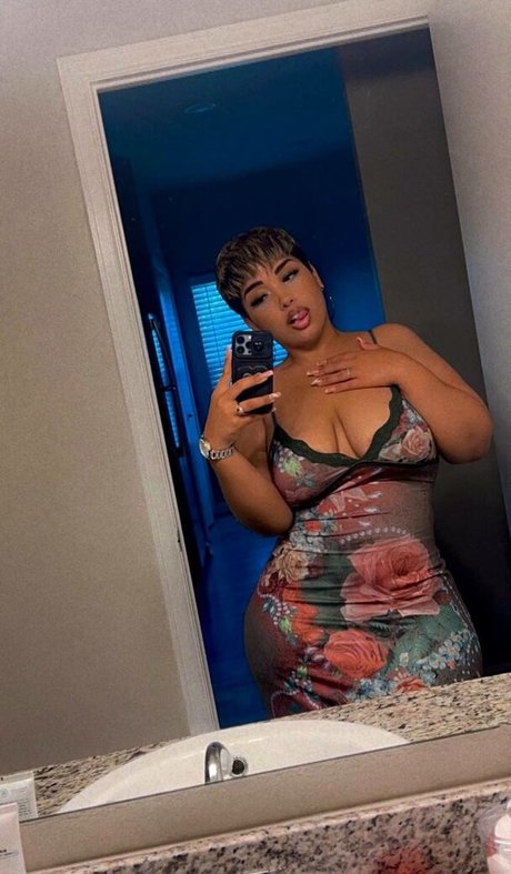 Trap7x sexy model photo