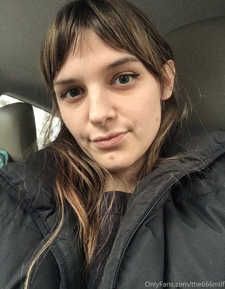 parisbush hot actress pics