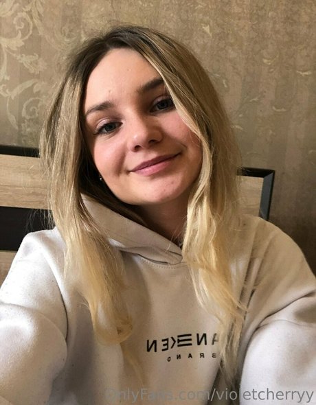 violetcherryy model naked picture