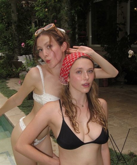 Iris Apatow model sexy pic