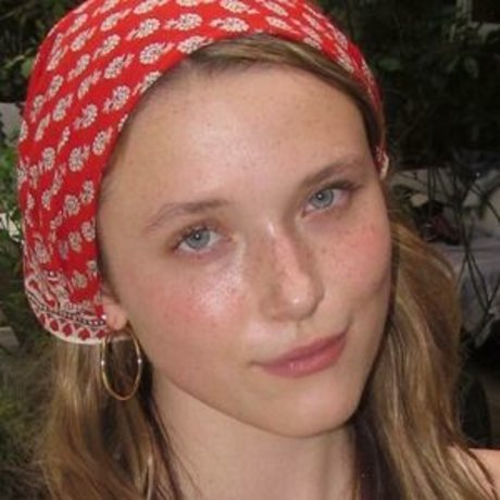 Iris Apatow porn model pics