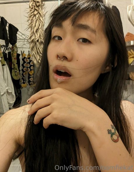 oomfiekat model nice pic