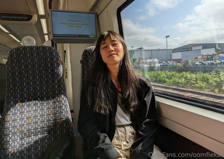 oomfiekat nude star image