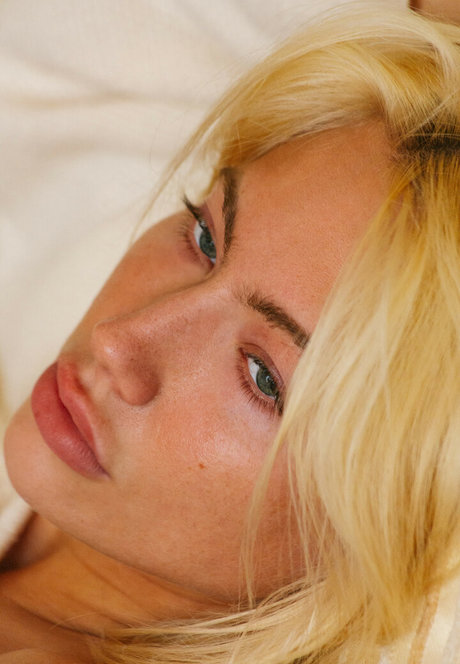 Ivy Wolfe adult model image