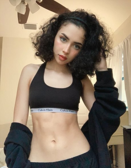 Ashleyrqe pretty actress photo