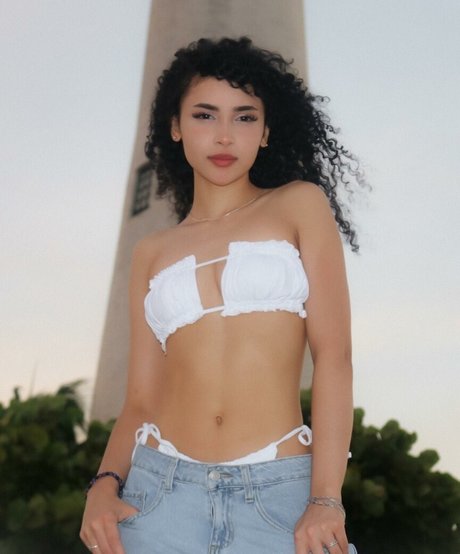 Ashleyrqe sexy actress images