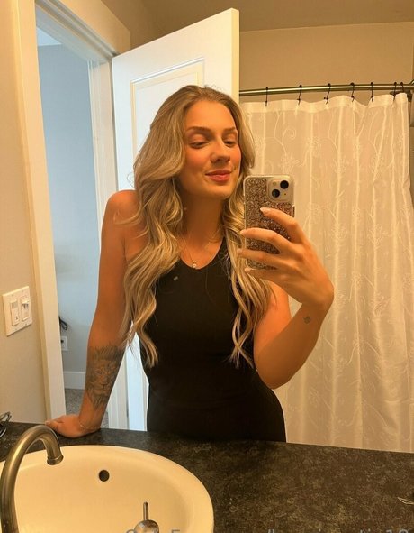 kenziecutie18 erotic model img