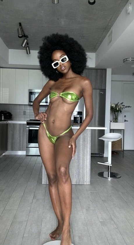 Hello Bombshell nudes star img