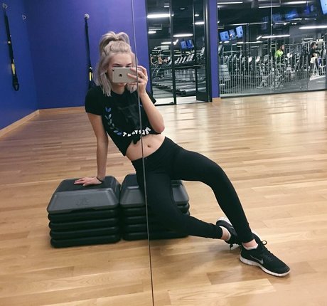 Amanda Steele hd actress img