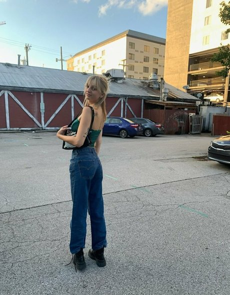 avacanary sexy pornstar picture