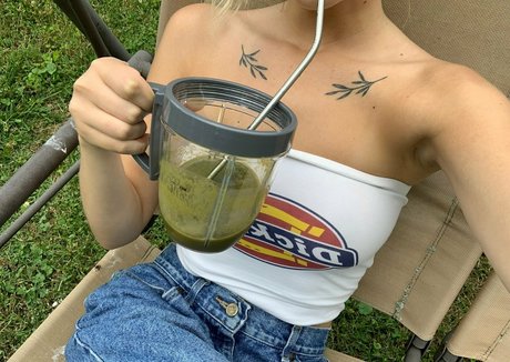 avacanary hot pornstar image