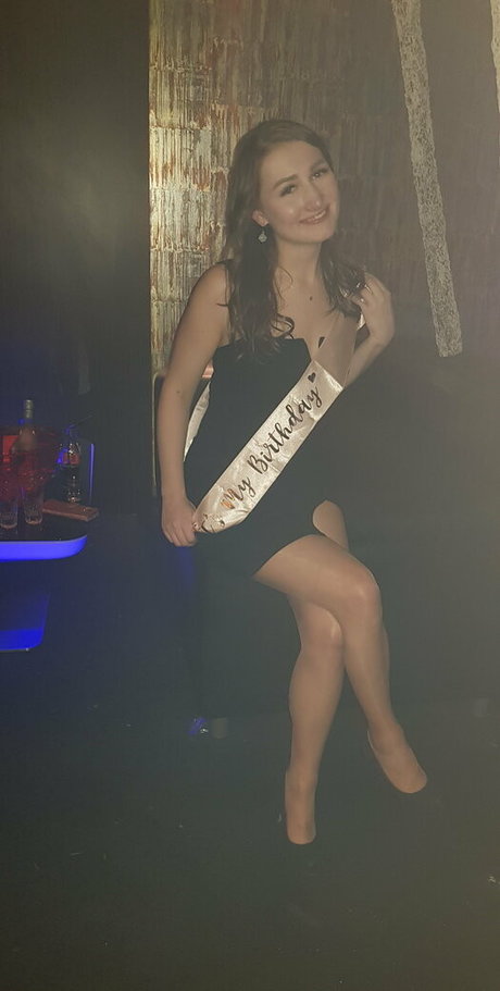 brunnette3 nice model pic