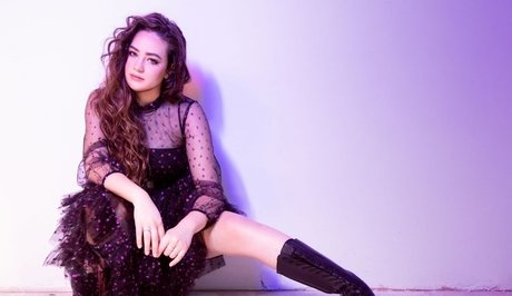 Mary Mouser hot star gallery