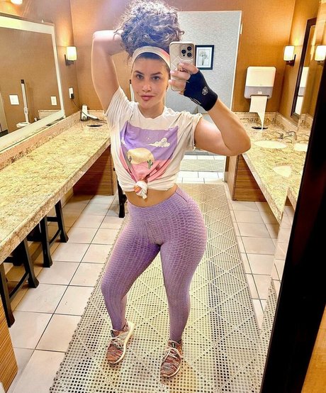 Juliana Harkavy erotic model img