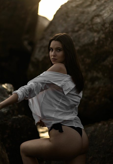 Beatriz Braz hot actress pics