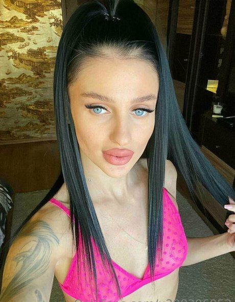 charming megan top star img