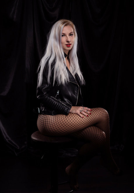 leavixx model hd images