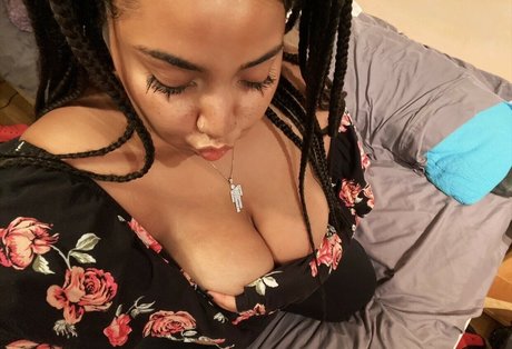 Mona Luvismona hot pornstar pic