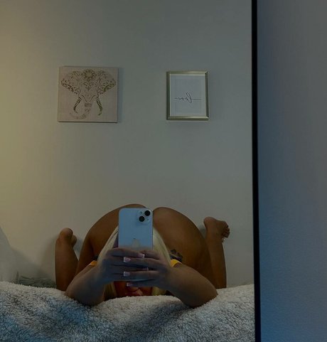 Rowena Violet model top photo