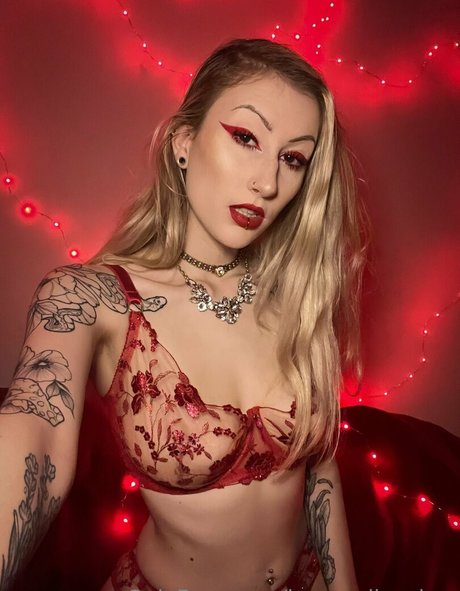 laceandleashes beautiful actress photo