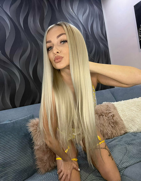 hotblondesarah star hd photos