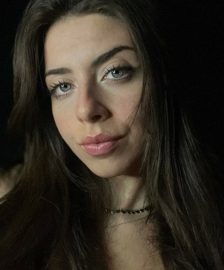 IlaMos ASMR xxx model image