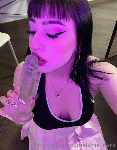 melanie dark perfect model image