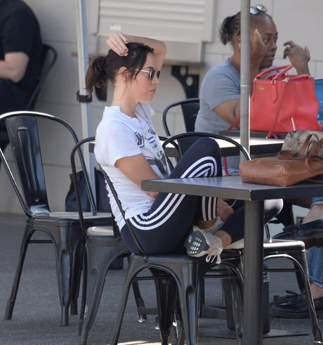 Aubrey Plaza art actress pic