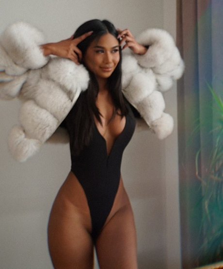 littlethingsmingle model hot pic