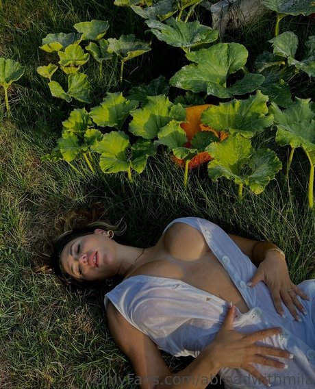 Abroadwithmila top actress photo