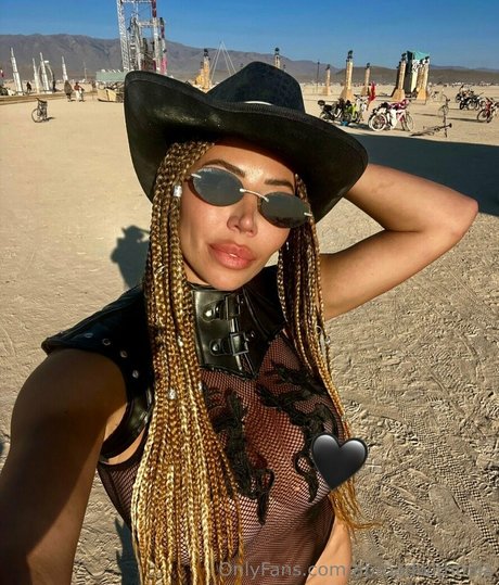 Abroadwithmila model pretty galleries