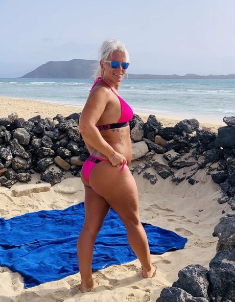 ukhotwifecouple model xxx pics