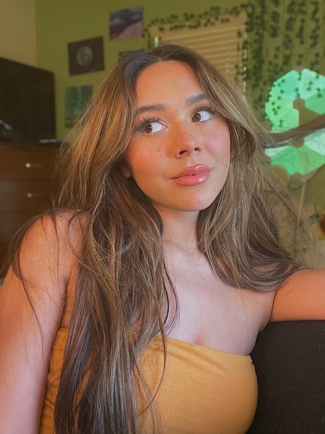 Chellchee nudes model image