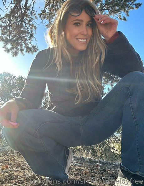 shut upshelbyfree pornographic model image