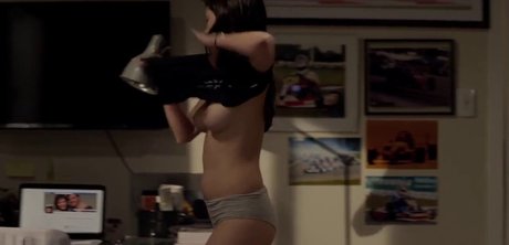 Sophia Abrahao art star pics