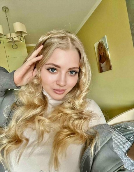 ellybloom vip pretty pornstar img