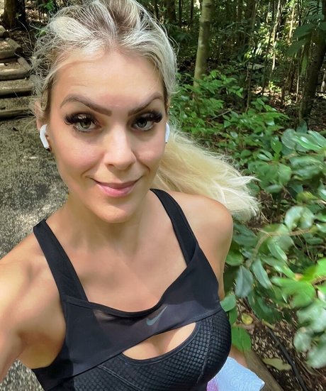 Renata Fan model beautiful images