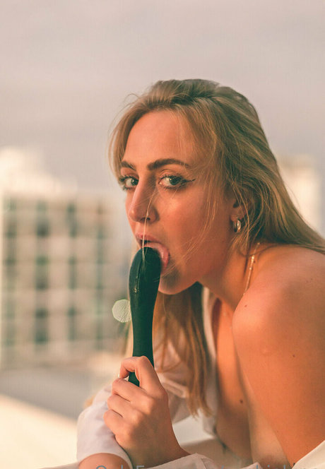 sophielune nude model picture