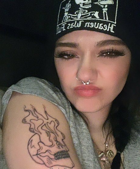 blue emofree exclusive model pic