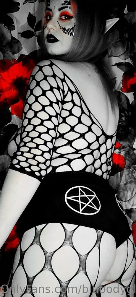 blubodygloss model naked pic