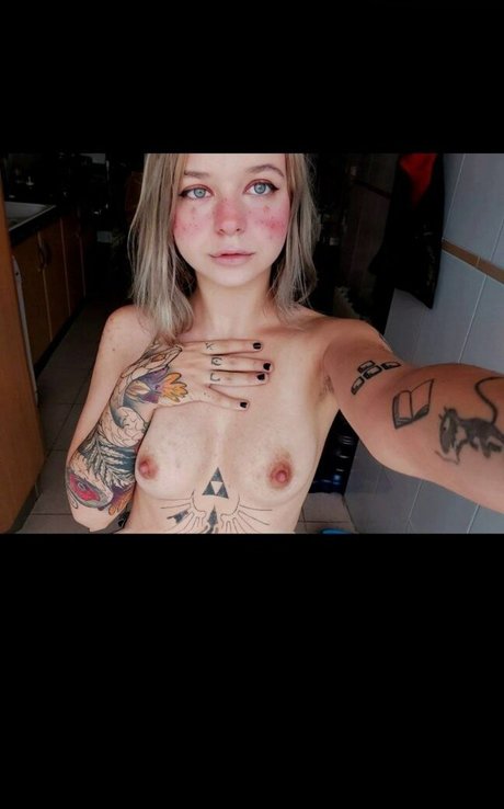 xhuronax model nude picture