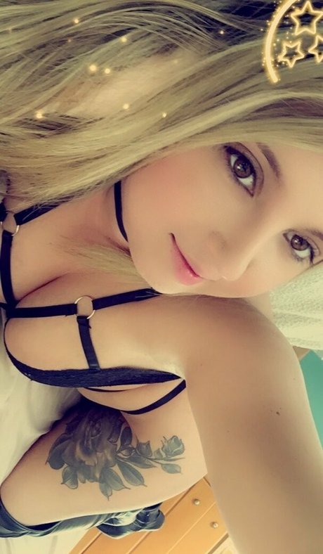 Candykissxo nude model picture