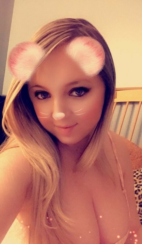 Candykissxo porn star image