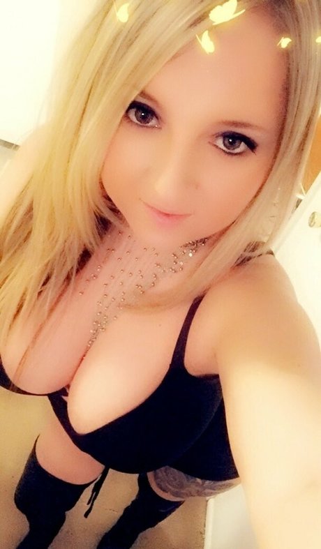 Candykissxo model sex pic