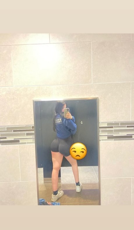 Haleyszklarz hot model image