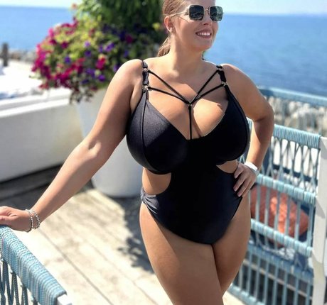 Xenia Wood nudes star img