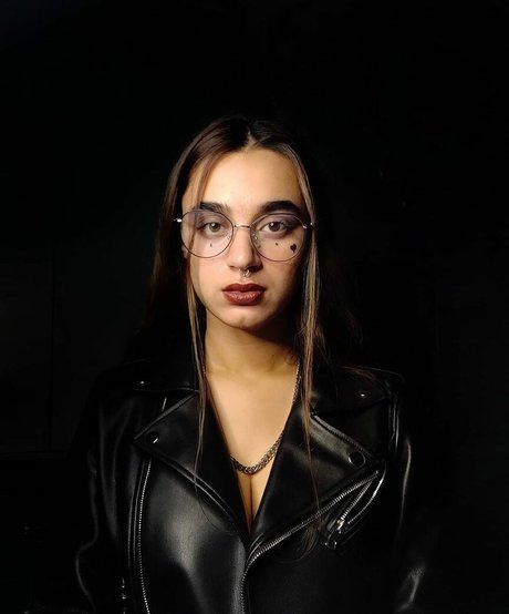 anxious sifigshid model sexy pic